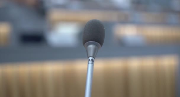 Microphone dans la salle de réunion pour une conférence. — Video