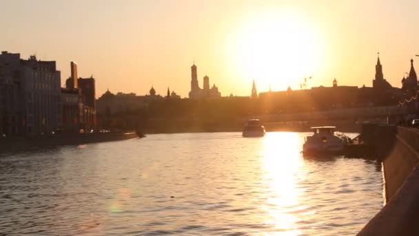 Moskou. Russia.Evening rivier. — Stockvideo