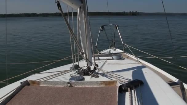 Le navire se déplace rapidement le long de la rivière — Video