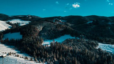 Karpat Dağları kış aralığı hava fotoğrafçılığı panoraması.