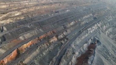 Demir cevheri açık çukur demir cevheri açık çukur hava gözlem 4K video.