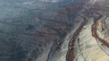 Demir cevheri açık çukur demir cevheri açık çukur hava gözlem 4K video.