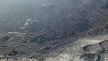 Demir cevheri açık çukur demir cevheri açık çukur hava gözlem 4K video.