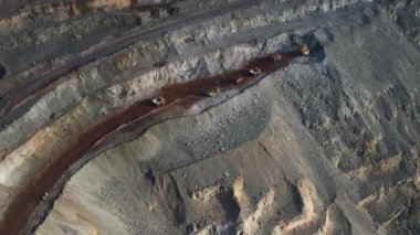 Demir cevheri açık çukur demir cevheri açık çukur hava gözlem 4K video.