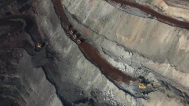 Demir cevheri açık çukur demir cevheri açık çukur hava gözlem 4K video.