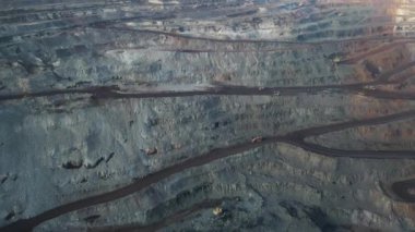 Demir cevheri açık çukur demir cevheri açık çukur hava gözlem 4K video.