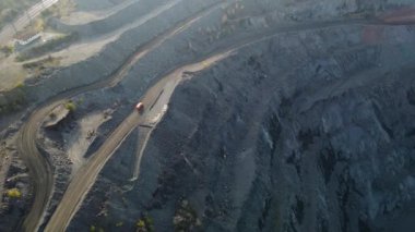 Demir cevheri açık çukur demir cevheri açık çukur hava gözlem 4K video.