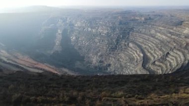 Büyük demir cevheri. Demir cevheri madenciliği. Hava 4K video..