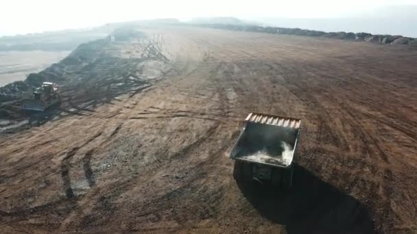 Ogromny Kamieniołom Ciężarówki Wywrotki Wywrotka Rozładowywanie Rudy Badania Lotnicze — Wideo stockowe