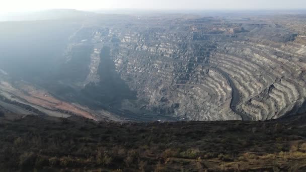 巨大な鉄鉱石オープンピット採掘の鉄鉱石空中4Kビデオ — ストック動画