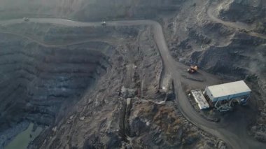 Demir cevheri açık çukur demir cevheri hava görüntüsü 4K.