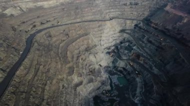 Demir cevheri açık çukur demir cevheri hava görüntüsü 4K.