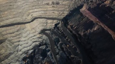Demir cevheri açık çukur demir cevheri hava görüntüsü 4K.