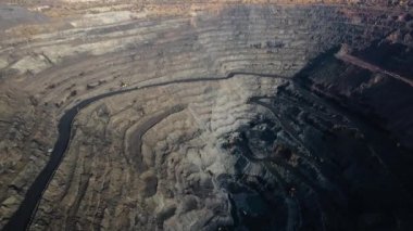 Demir cevheri açık çukur demir cevheri hava görüntüsü 4K.