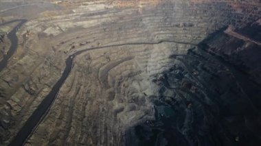 Demir cevheri açık çukur demir cevheri hava görüntüsü 4K.