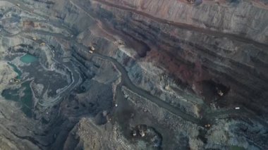 Demir cevheri açık çukur demir cevheri hava görüntüsü 4K.