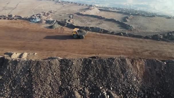 Gigantische Enorme Steengroeve Vrachtwagens Mijnbouw Steengroeven Luchtfoto Videografie Steengroeve — Stockvideo