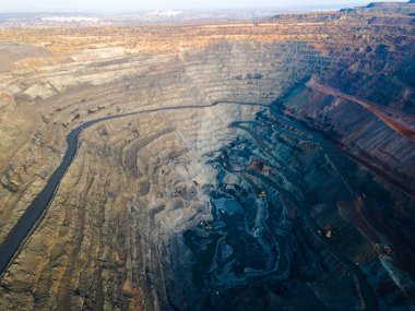 Büyük demir cevheri ocağı demir cevheri taş ocağı üst görüş Aero fotoğraf çekimi.