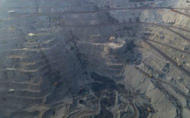 Büyük demir cevheri ocağı demir cevheri taş ocağı üst görüş Aero fotoğraf çekimi.