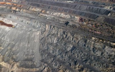 Büyük demir cevheri ocağı demir cevheri taş ocağı üst görüş Aero fotoğraf çekimi.