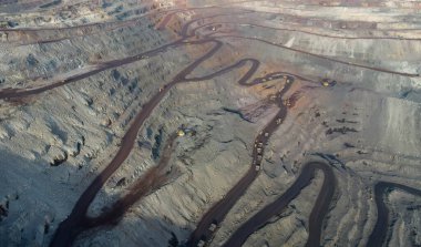 Büyük demir cevheri ocağı demir cevheri taş ocağı üst görüş Aero fotoğraf çekimi.