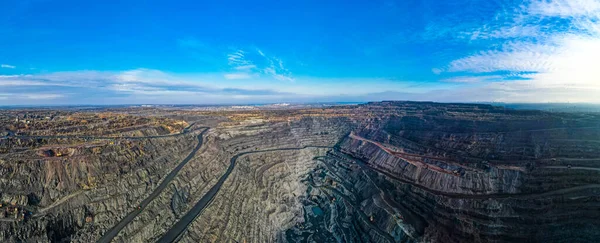 巨型铁矿采石场采石场顶景Aero照片拍摄 — 图库照片