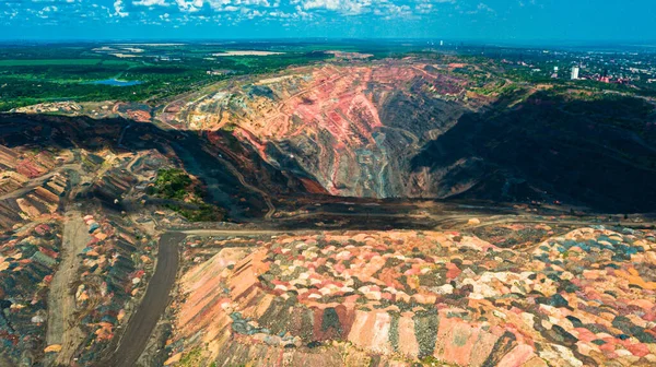 鉄鉱石採石場鉄鉱石の露天掘りは巨大です — ストック写真