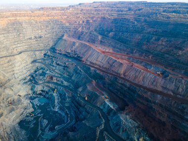 Büyük demir cevheri ocağı demir cevheri taş ocağı üst görüş Aero fotoğraf çekimi.