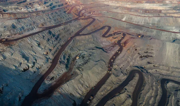 Büyük demir cevheri ocağı demir cevheri taş ocağı üst görüş Aero fotoğraf çekimi.