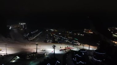 Kayak merkezi gecesi hava aracı üst görüntüsü 4K video çekimi