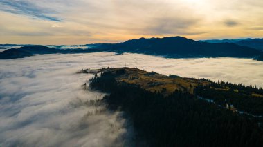 bulutların üstündeki dağlar.