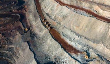 Büyük demir cevheri ocağı demir cevheri taş ocağı üst görüş Aero fotoğraf çekimi.