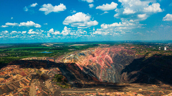Железная руда карьера открытая добыча железной руды огромна.