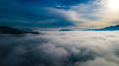 bulutların üstündeki dağlar.