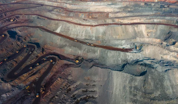 Büyük demir cevheri ocağı demir cevheri taş ocağı üst görüş Aero fotoğraf çekimi.