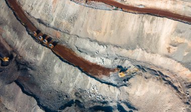 Büyük demir cevheri ocağı demir cevheri taş ocağı üst görüş Aero fotoğraf çekimi.