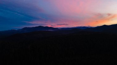 Dağlar çam ormanları Güzel kış manzarası Yükseklerden