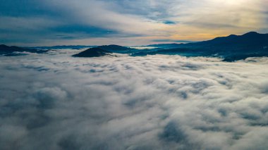 bulutların üstündeki dağlar.