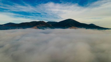 bulutların üstündeki dağlar.