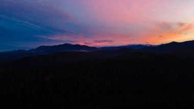 Dağlar çam ormanları Güzel kış manzarası Yükseklerden