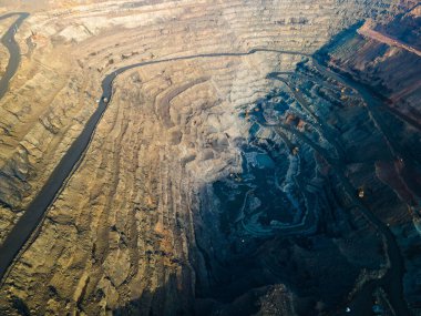 Büyük demir cevheri ocağı demir cevheri taş ocağı üst görüş Aero fotoğraf çekimi.