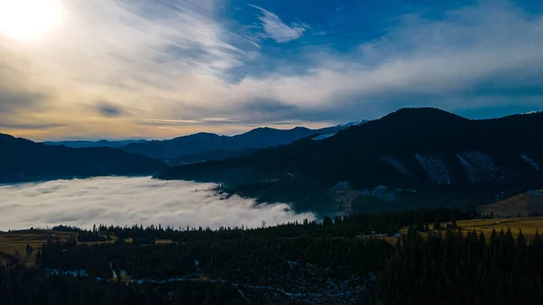 Горы Над Туманом — стоковое фото