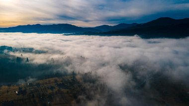 bulutların üstündeki dağlar.
