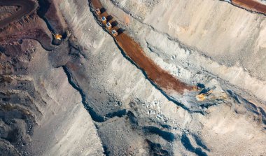 Büyük demir cevheri ocağı demir cevheri taş ocağı üst görüş Aero fotoğraf çekimi.