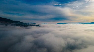 bulutların üstündeki dağlar.