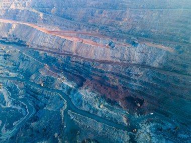 Büyük demir cevheri ocağı demir cevheri taş ocağı üst görüş Aero fotoğraf çekimi.