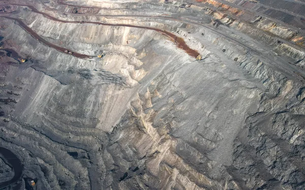 Büyük demir cevheri ocağı demir cevheri taş ocağı üst görüş Aero fotoğraf çekimi.