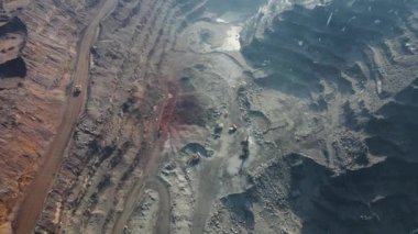 Demir cevheri madenciliği ocağı devasa demir cevheri madencilik hava fotoğrafçılığı 4K