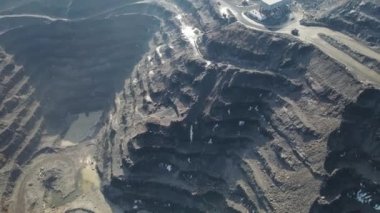 Demir cevheri madenciliği ocağı devasa demir cevheri madencilik hava fotoğrafçılığı 4K