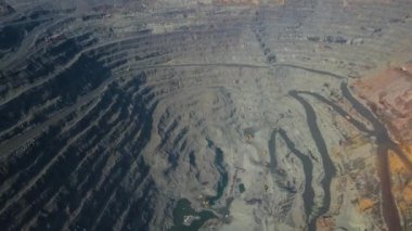 Demir cevheri madenciliği ocağı devasa demir cevheri madencilik hava fotoğrafçılığı 4K